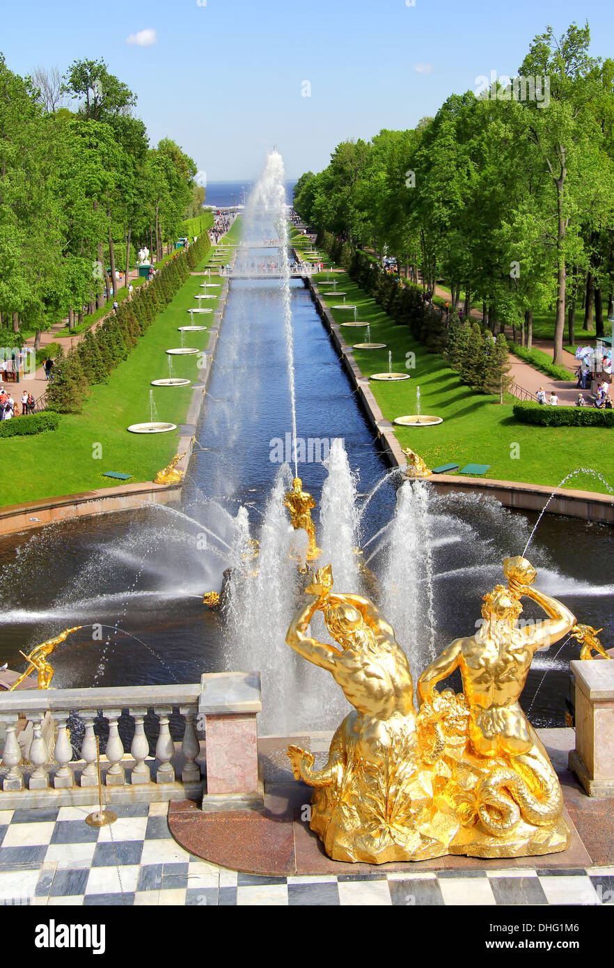 Die große Kaskade und Kanal im Peterhof-Palast, St. Petersburg, Russland Stockfoto