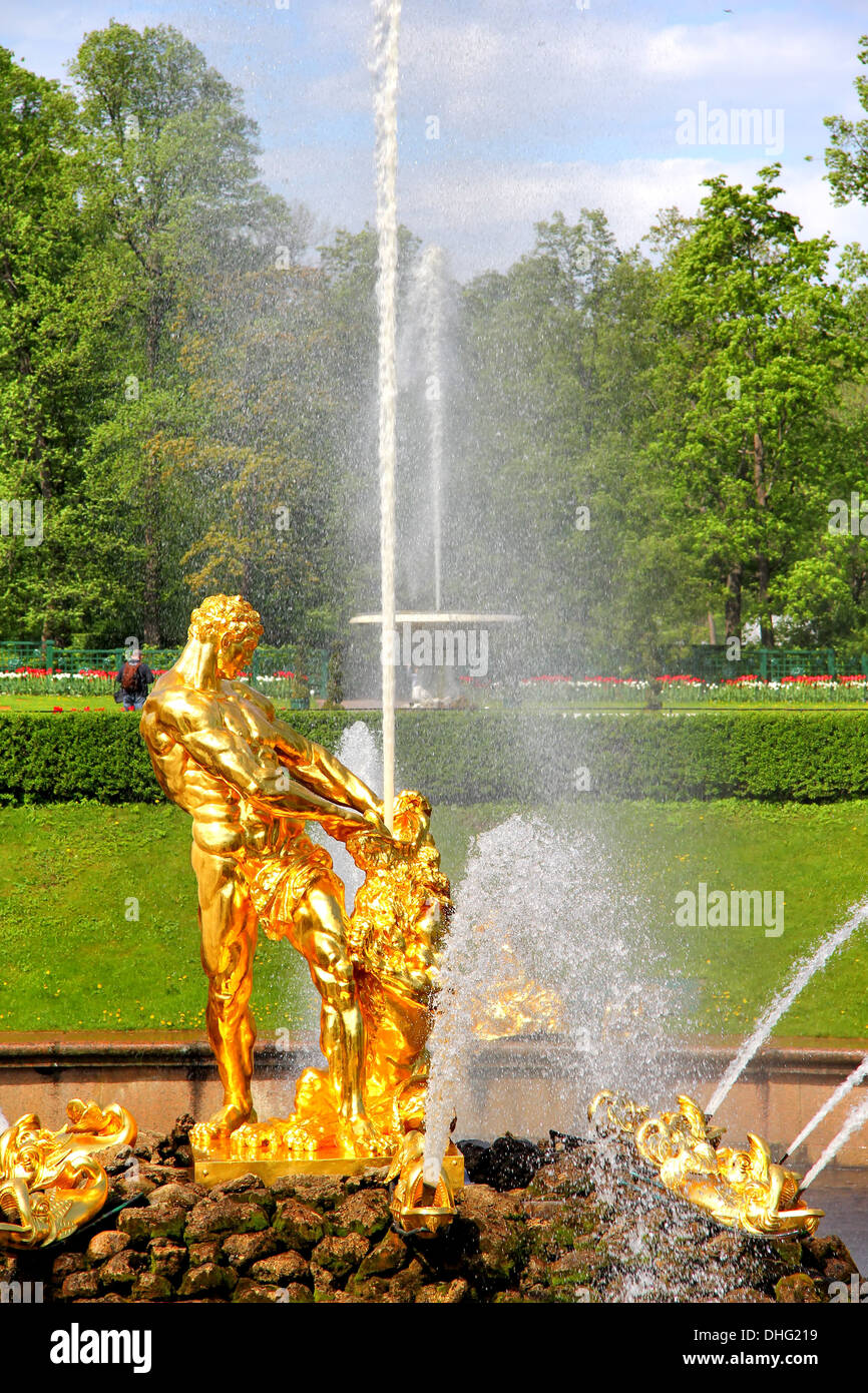Samson-Brunnen, der die große Kaskade im Peterhof-Palast, St. Petersburg, Russland Stockfoto