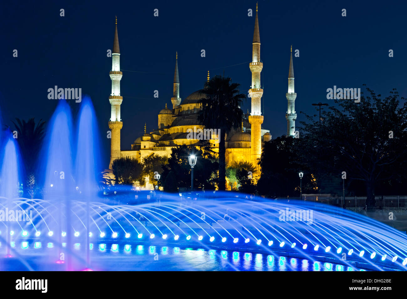 Brunnen und der Blauen Moschee, Istanbul, Türkei Stockfoto