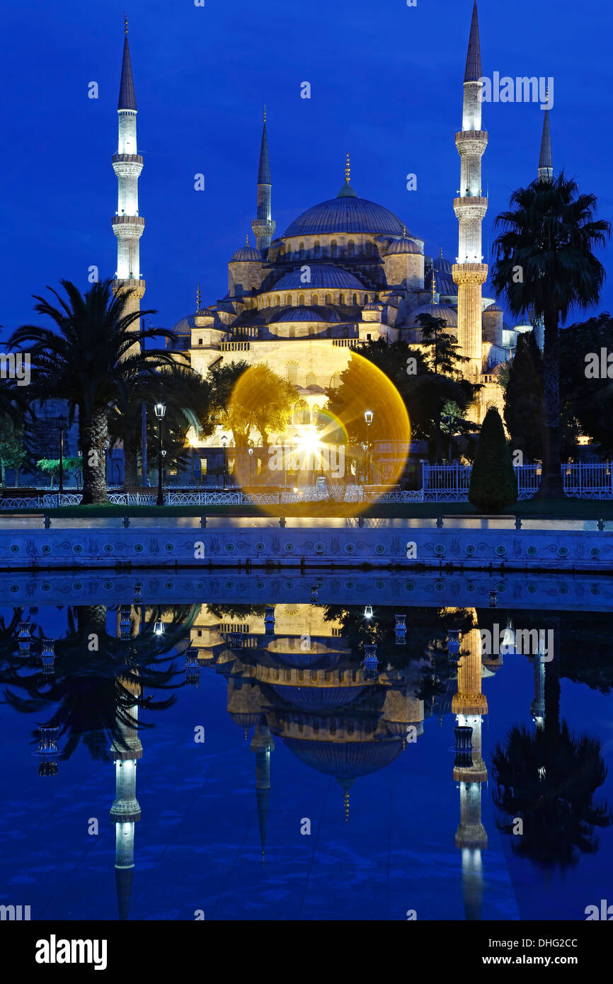 Blaue Moschee spiegelt sich am Pool, Istanbul, Türkei Stockfoto