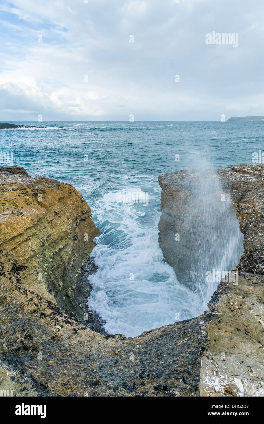 Wave Erosion und Sea spray in Ballintoy, Co. Antrim, Nordirland. Stockfoto