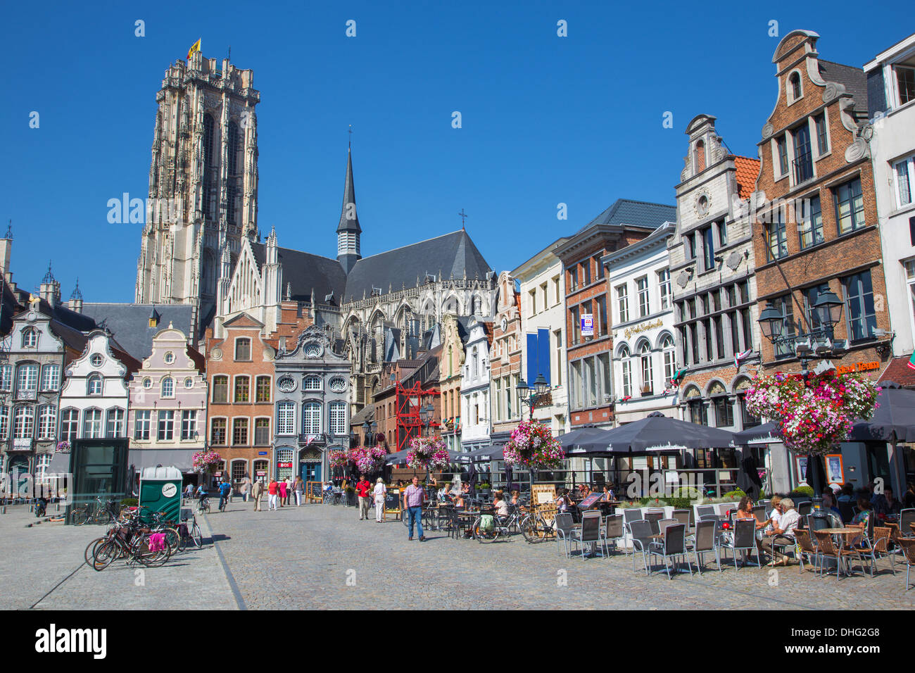 MECHELEN - 4 SEPTEMBER: Grote Markt und Kathedrale St. Rumbold Endmix 4, 2013 in Mechelen, Belgien. Stockfoto