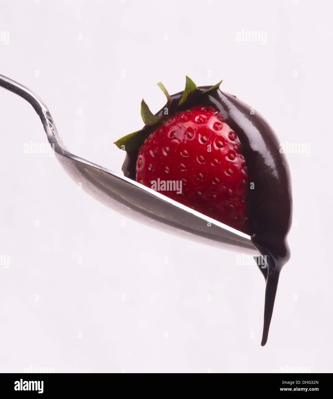 Ein silberner Löffel Sulverware Utensil hält frische Rohkost rote Erdbeere süßen Snack Stockfoto
