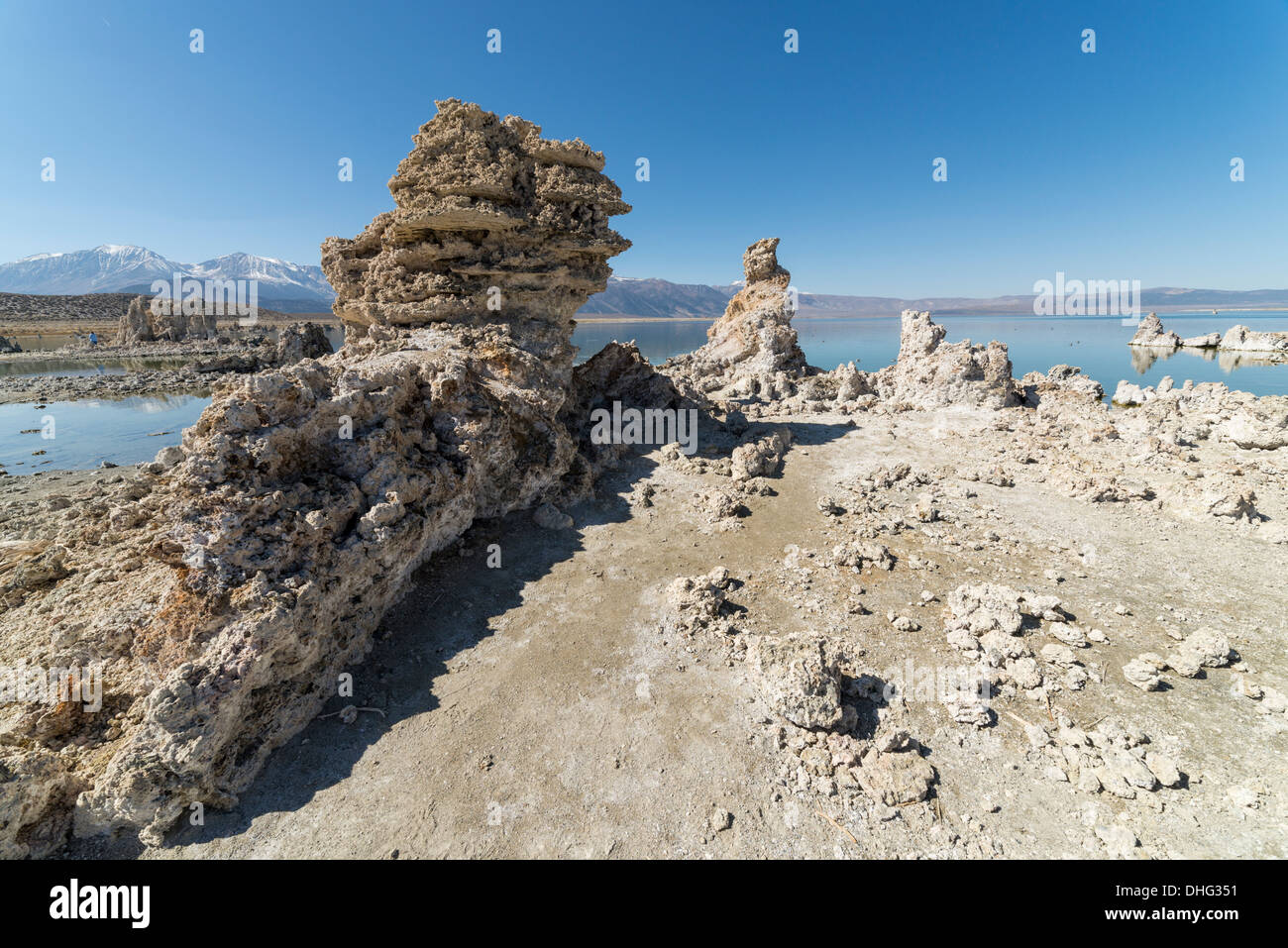 Blick auf Tuffstein am Mono Lake in Kalifornien Sierra Nevada Mountains im Hintergrund. Stockfoto