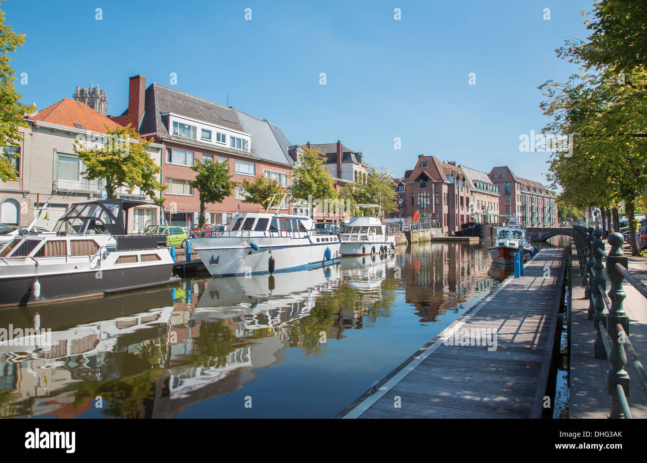 Mechelen - Kanal und Yacht im Morgenlicht Stockfoto