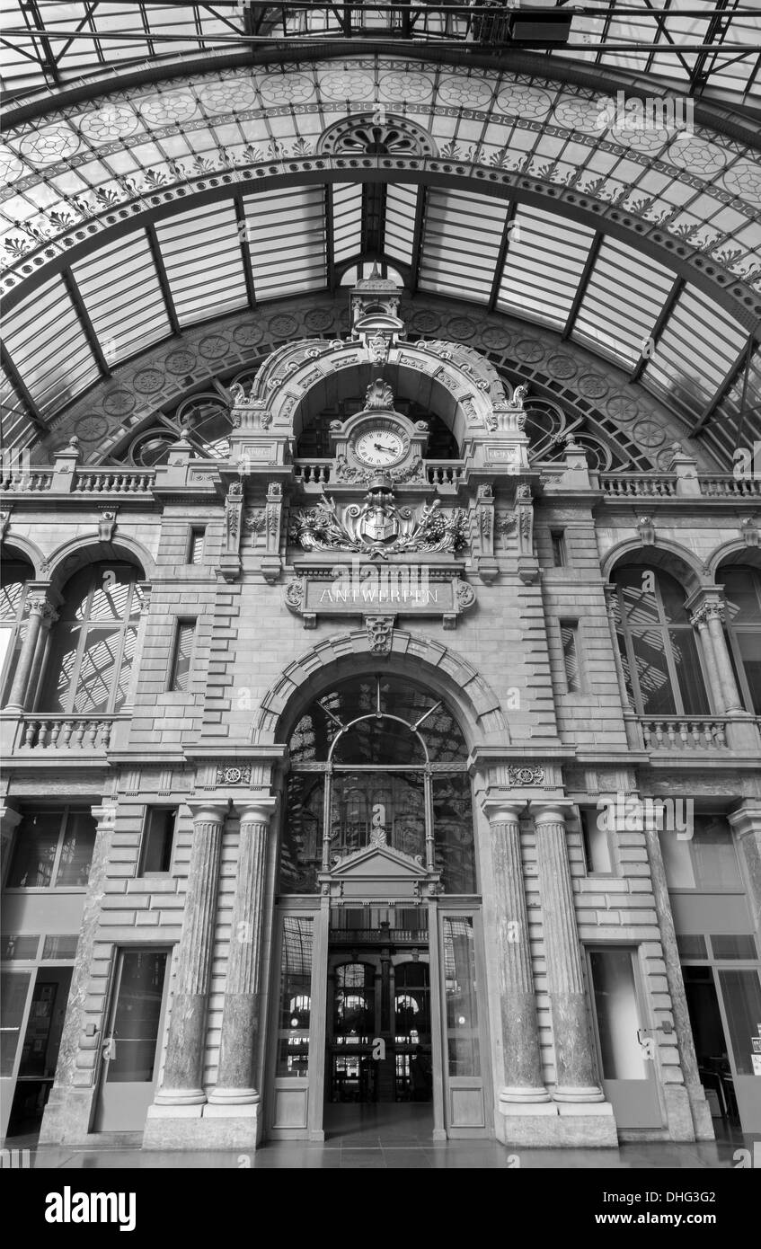Antwerpen - 4 SEPTEMBER: Indoor des Hauptbahnhofs. Gebäude wurde zwischen 1895 und 1905 gebaut. Stockfoto