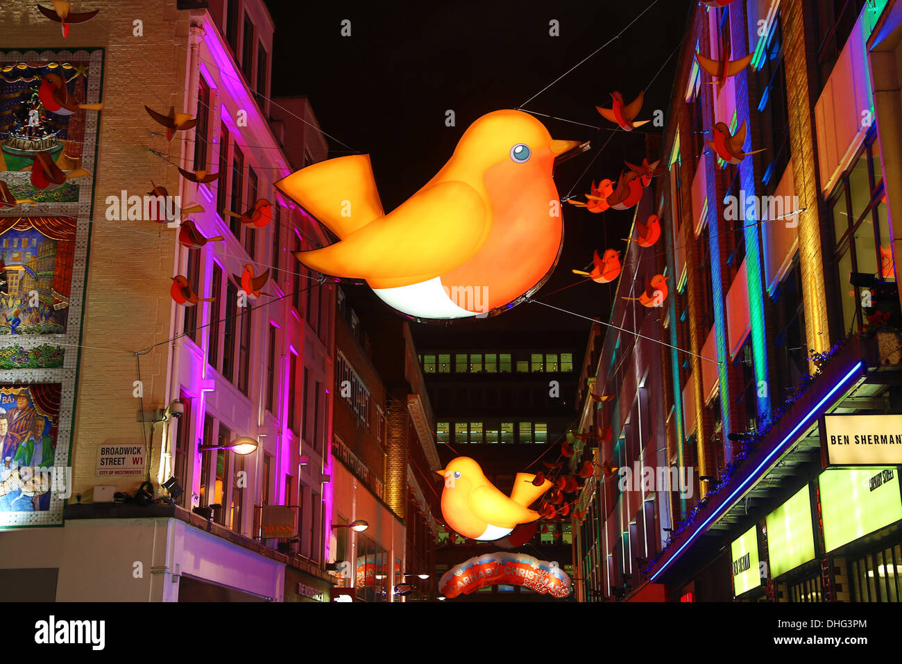 London, UK. 9. November 2013. Carnaby Street Robin Weihnachtsbeleuchtung eingeschaltet mit Verzierungen in Form von Xmas Robins, London, England: Paul Brown/Alamy Live News Stockfoto