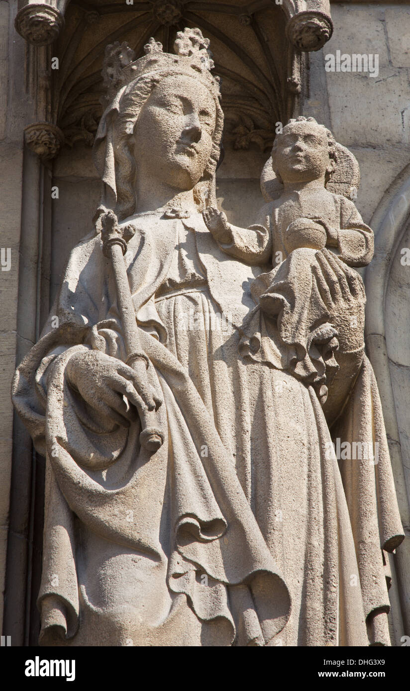 Antwerpen, Belgien - 5. SEPTEMBER: Madonna-Statue auf dem Hauptportal der Kathedrale unserer lieben Frau Stockfoto