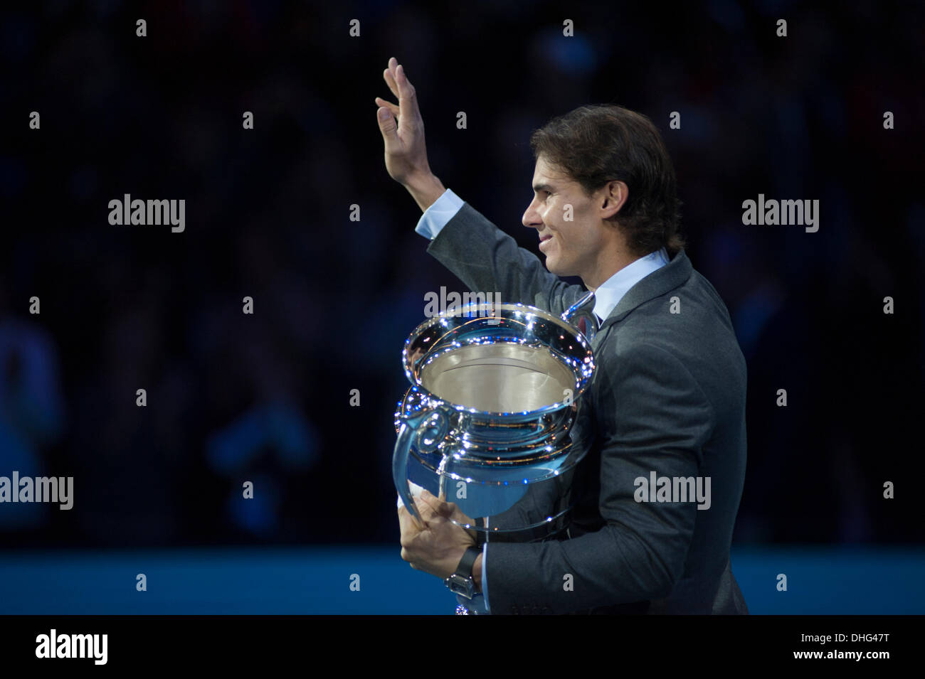 London, UK. 9. November 2013.  Rafael Nadal ist mit zwei Awards vorgestellt: ATP World Tour Nr. 1 präsentiert von Emirates und Comeback-Spieler des Jahres: Malcolm Park Leitartikel/Alamy Live-Nachrichten Stockfoto