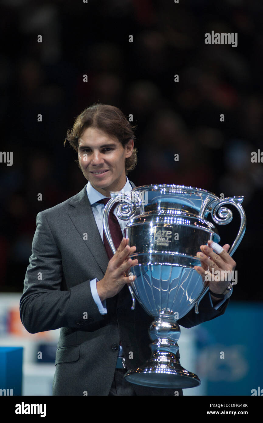London, UK. 9. November 2013. Rafael Nadal ist mit zwei Awards vorgestellt: ATP World Tour Nr. 1 präsentiert von Emirates und Comeback-Spieler des Jahres: Malcolm Park Leitartikel/Alamy Live-Nachrichten Stockfoto