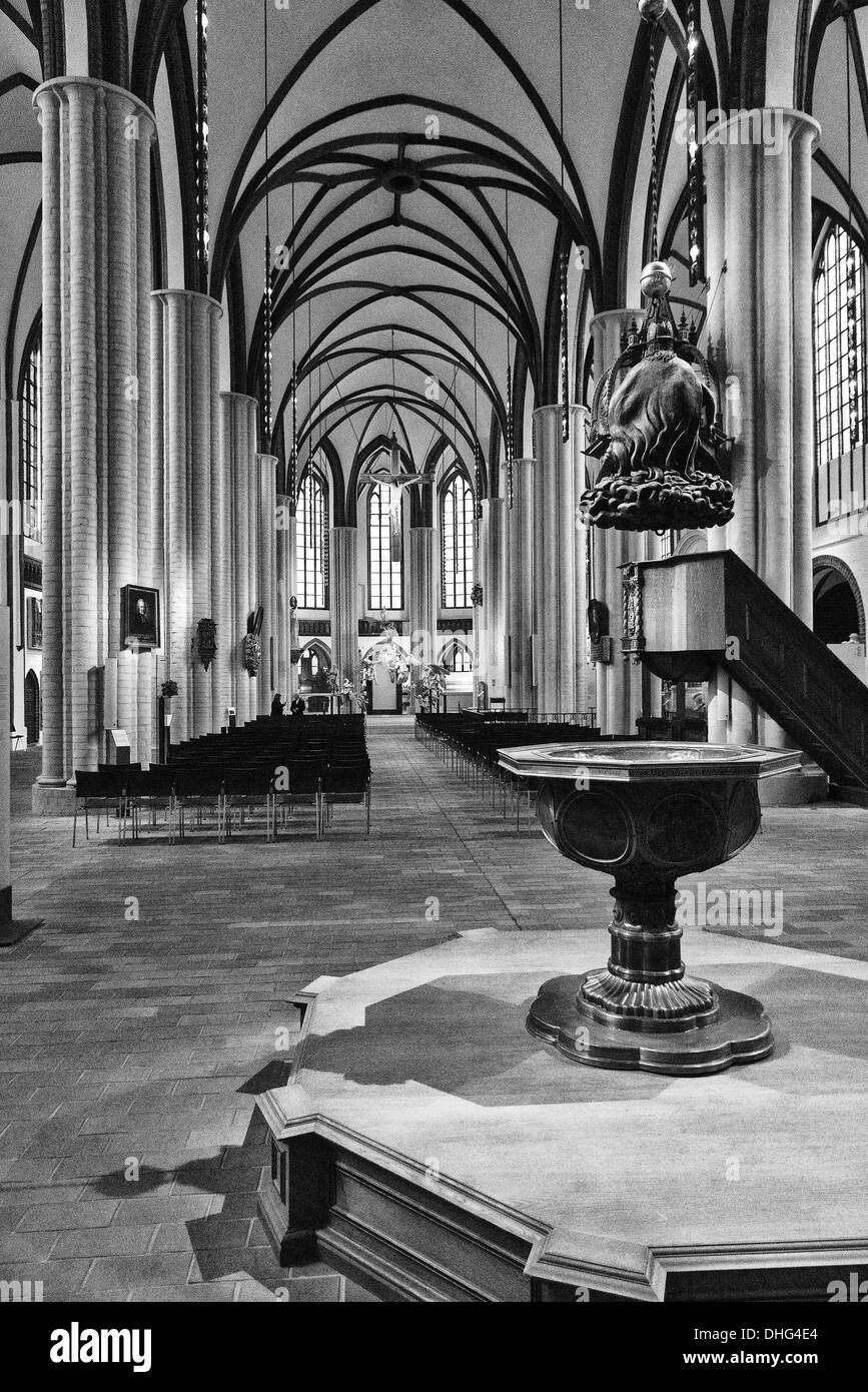 Die St. Nikolai-Kirche ist (St.-Nikolaus Kirche) die älteste Kirche in Berlin. Innenraum. Schwarz und weiß. Ein großes Korn Stockfoto