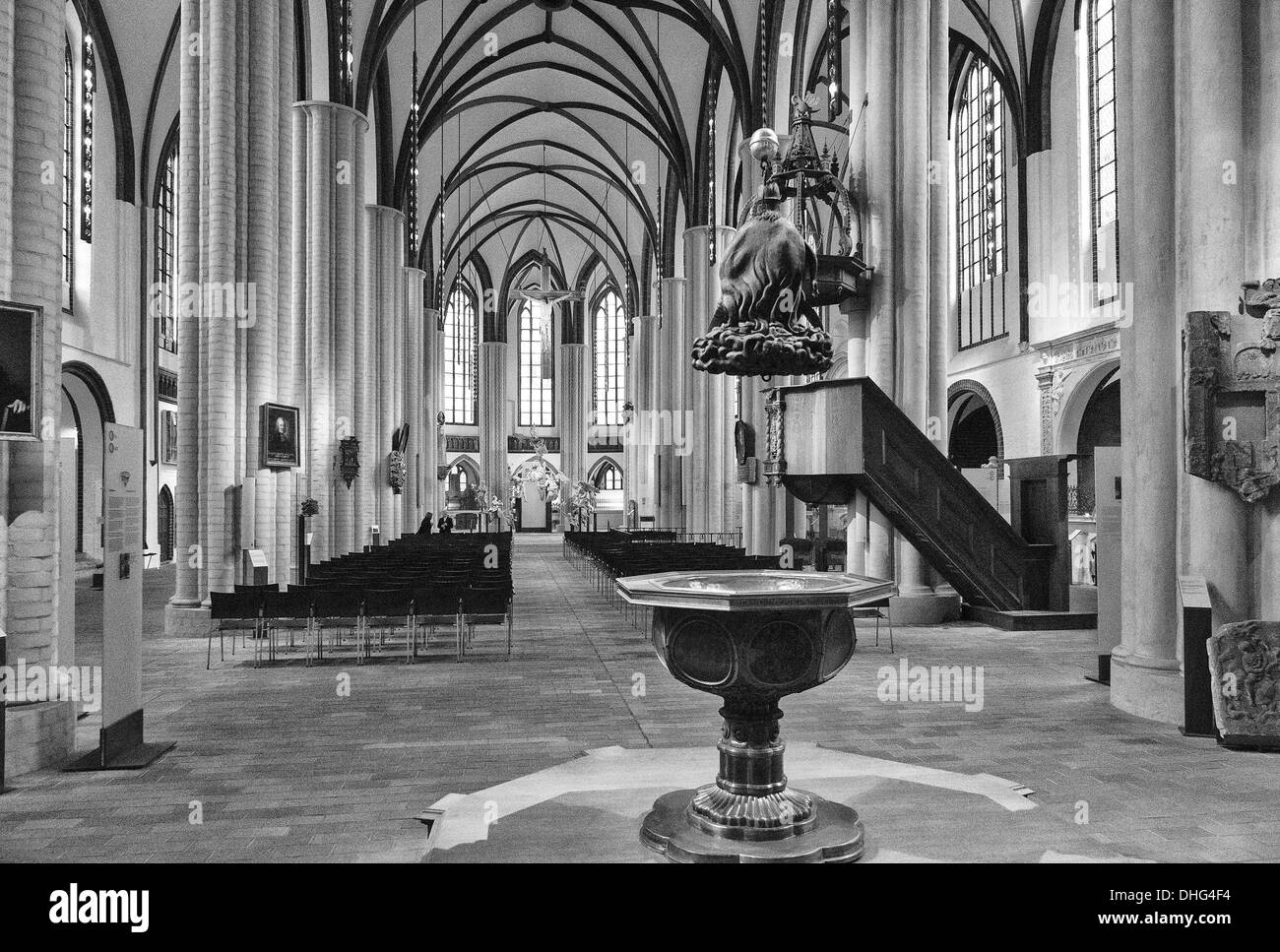 Die St. Nikolai-Kirche ist (St.-Nikolaus Kirche) die älteste Kirche in Berlin. Innenraum. Schwarz und weiß. Ein großes Korn Stockfoto