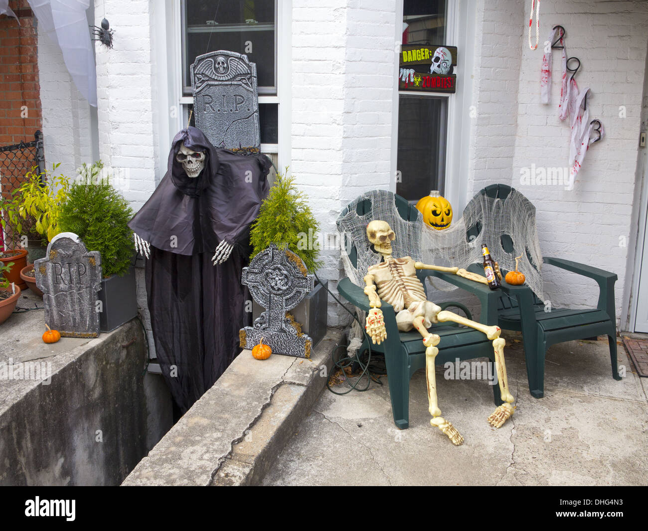 Haus bereit für Halloween-Monstern in Brooklyn, New York. Stockfoto