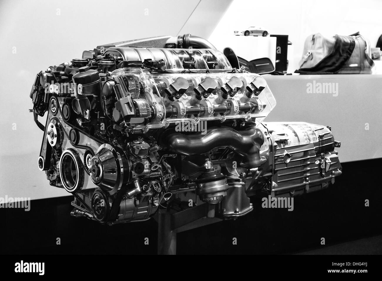 BERLIN - NOVEMBER 03: Motor AMG "63" M156 6,2 L V8, 3. November 2013 in Berlin, Deutschland. Stockfoto