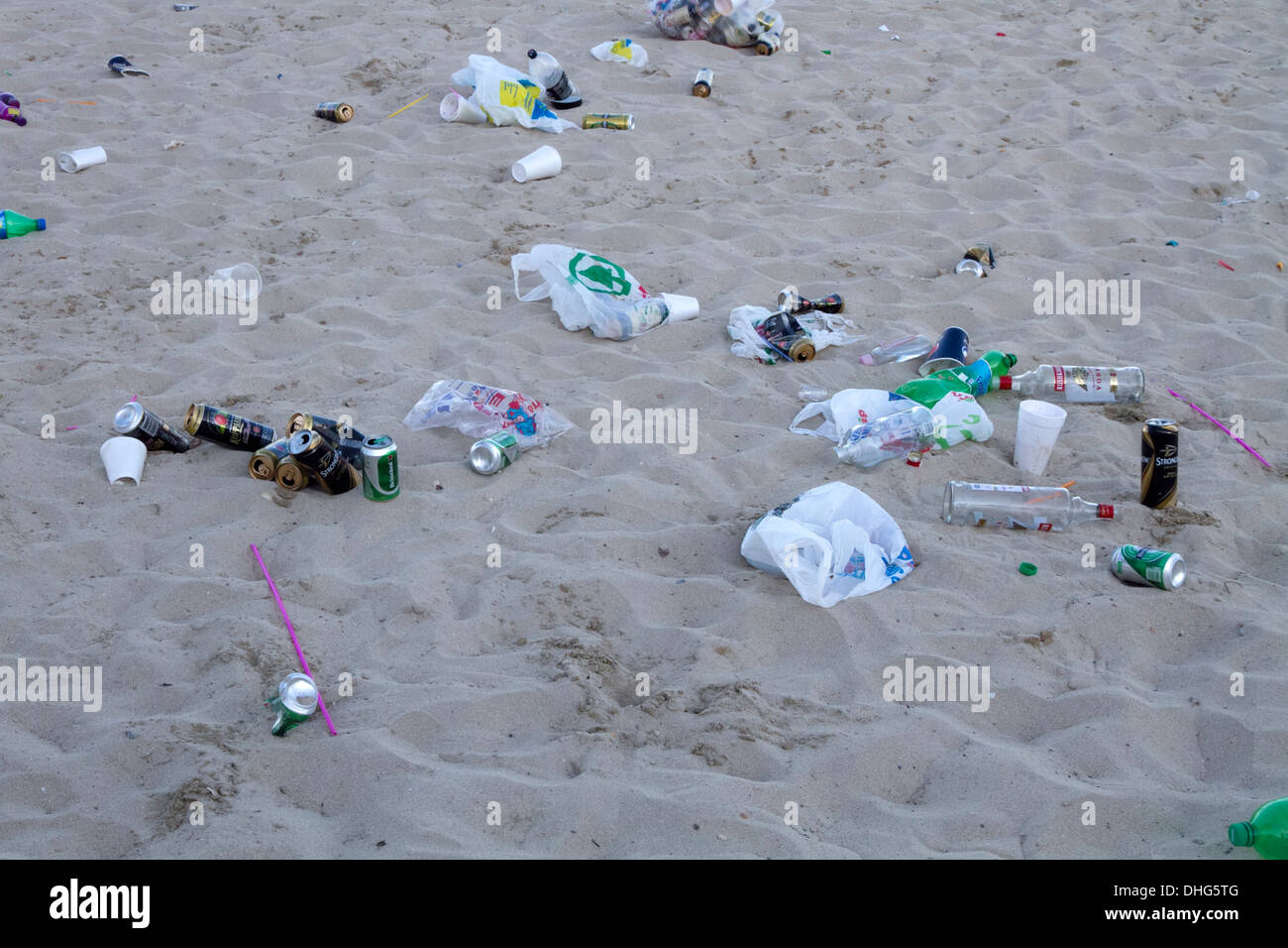 Plastikmüll am Strandsand nach einer Party in Mallorca Magaluf Stockfoto