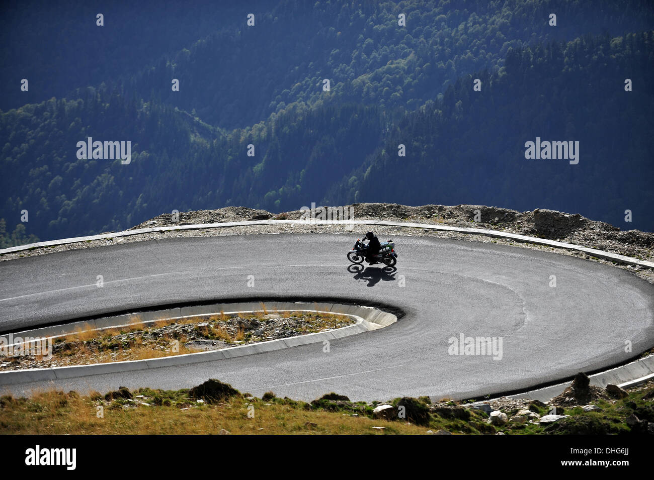 Motorradfahrer auf eine Haarnadelkurve Transalpina unterwegs Stockfoto