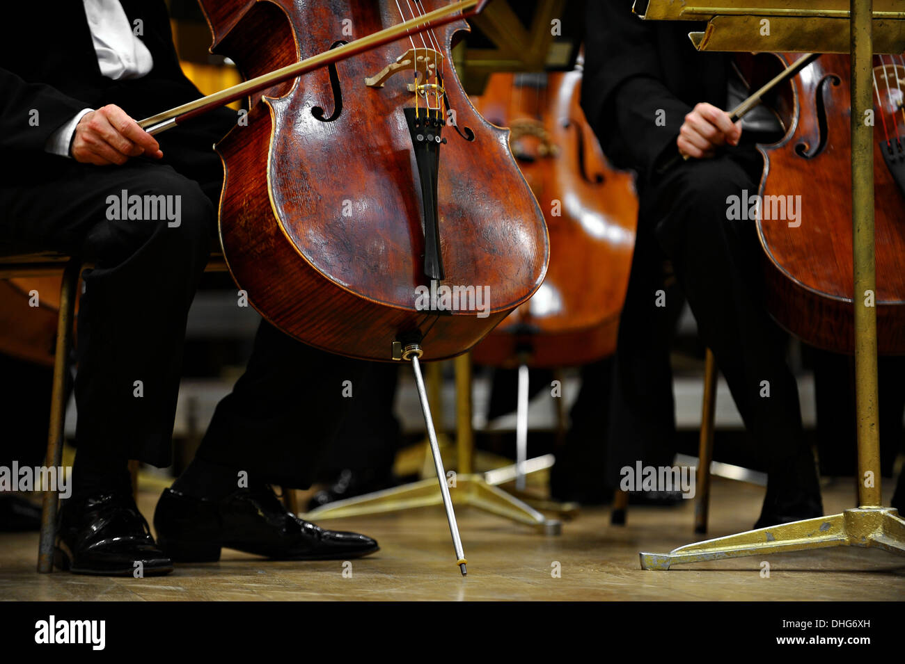 Kontrabassisten Mitglieder eines Orchesters bereiten sich auf Konzert Stockfoto