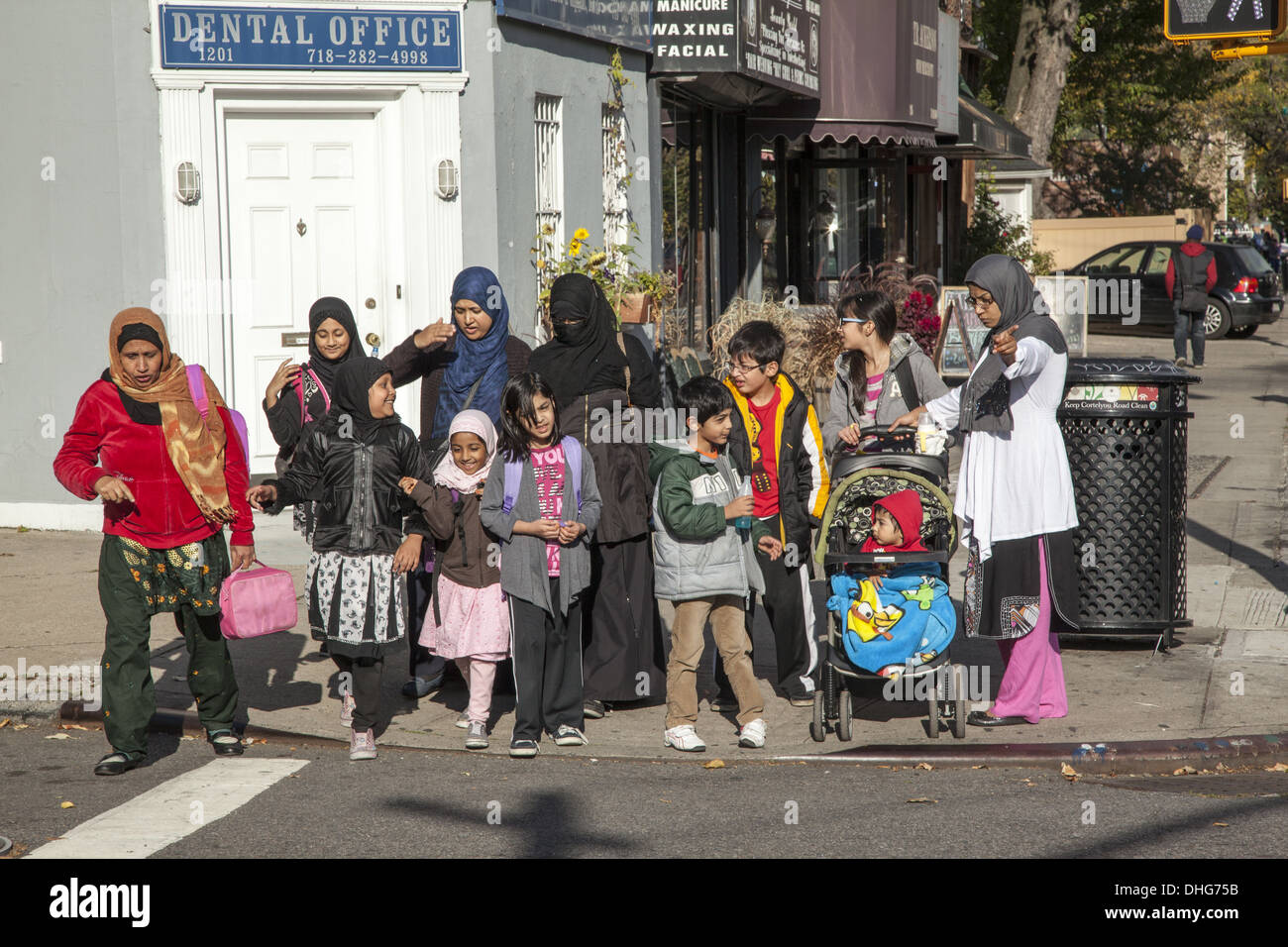 Muslimische Mütter, die Kinder nach Hause zu bringen, nach der Schule Cortelyou Strasse Ditmas Park, Brooklyn, NY. Stockfoto
