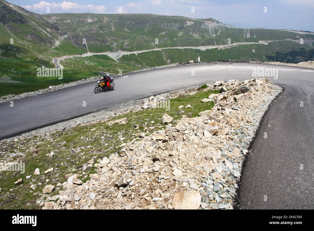 Zwei oben auf einem Motorrad unterwegs Transalpina Stockfoto