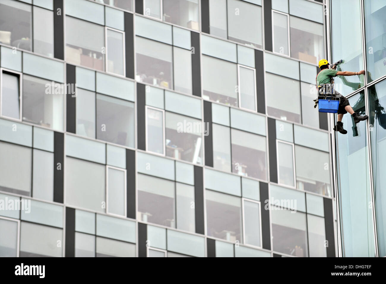 Fensterputzer arbeiten hoch bis auf modernes Bürogebäude Stockfoto