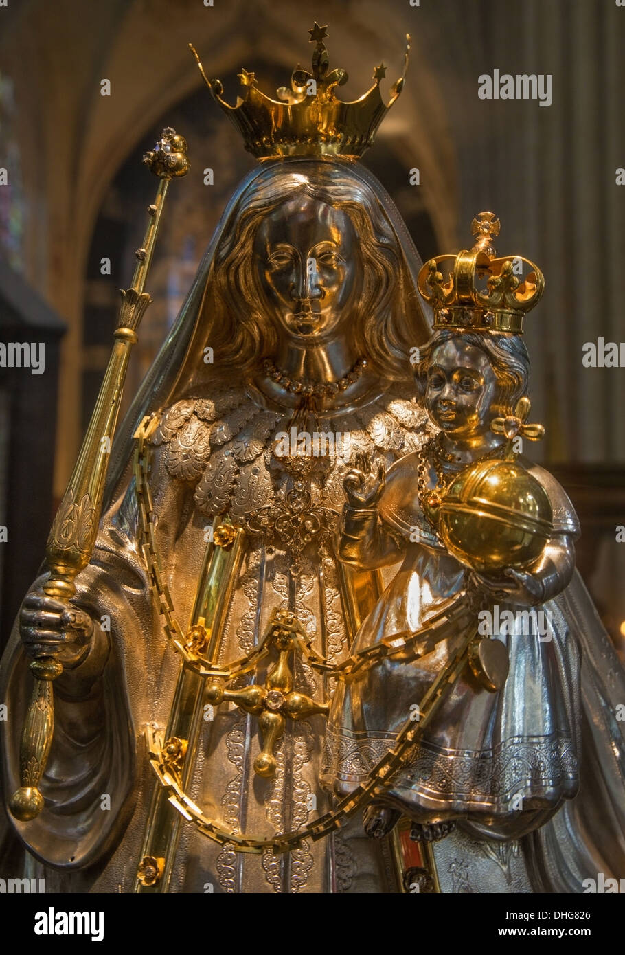 Antwerpen, Belgien - 5. SEPTEMBER: Metall Madonna von J. Junes aus dem Jahr 1890 in der Kathedrale unserer lieben Frau Stockfoto