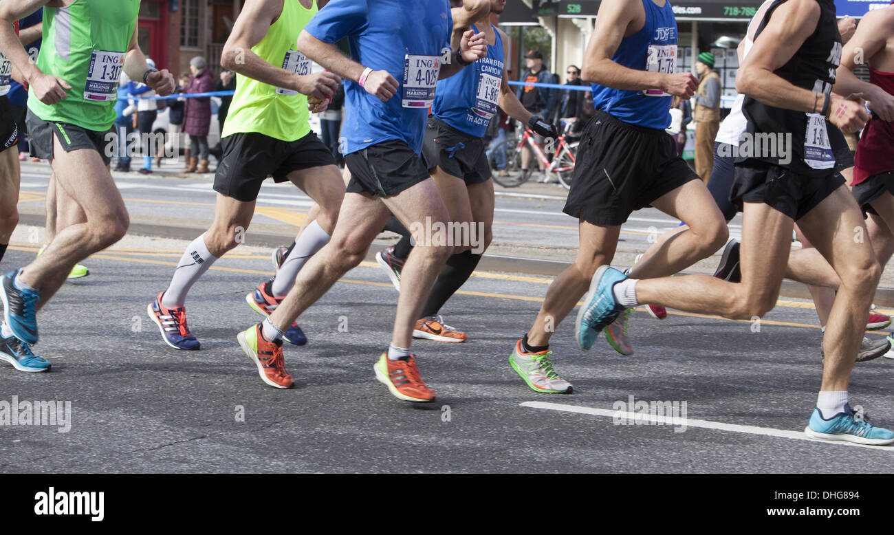 2013 New York City Marathon rund um die 6 Meile (10K) Punkt entlang 4th Ave in Park Slope, Brooklyn, NY. Stockfoto