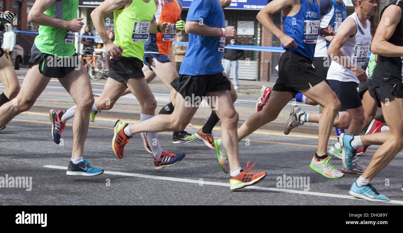 2013 New York City Marathon rund um die 6 Meile (10K) Punkt entlang 4th Ave in Park Slope, Brooklyn, NY. Stockfoto