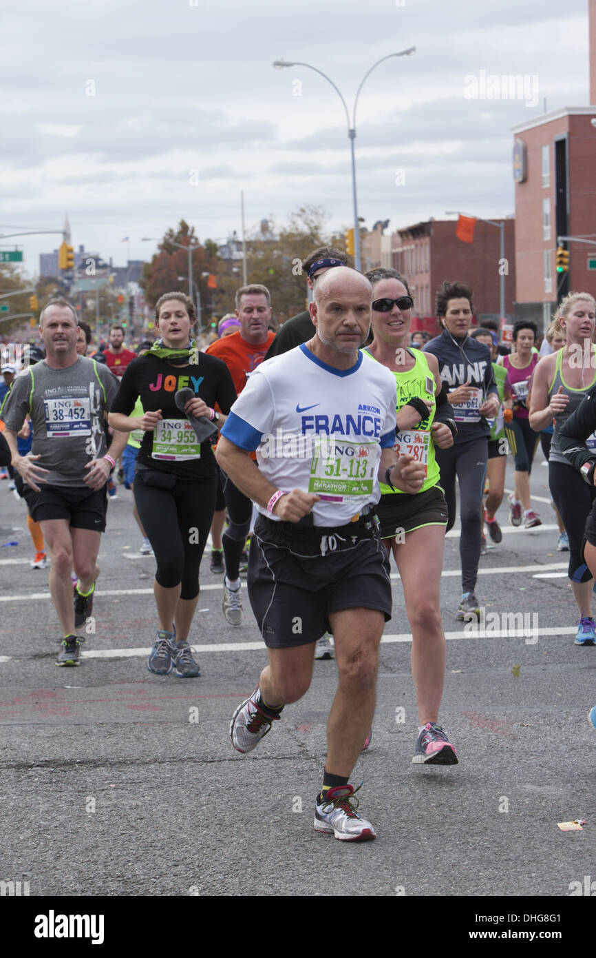 2013 New York City Marathon rund um die 6 Meile (10K) Punkt entlang 4th Ave in Park Slope, Brooklyn, NY. Stockfoto