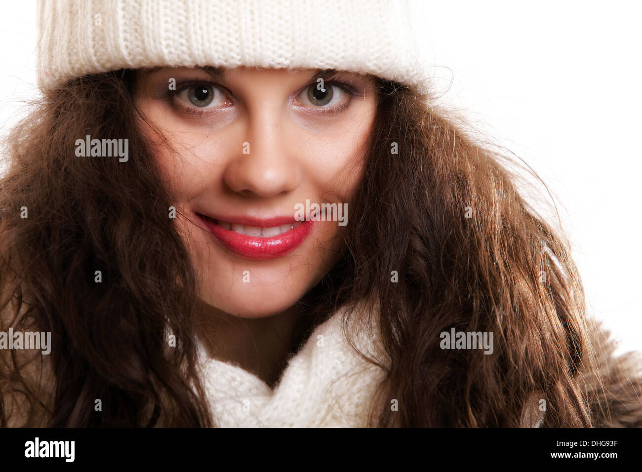 Winter Mode Portrait schöne Frau in warme Kleidung im Hut Schalldämpfer isoliert auf weißem Hintergrund Stockfoto
