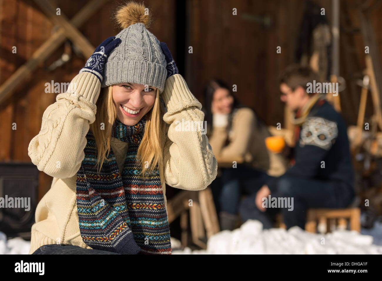 Junge Frau in Wintermütze verbringen Zeit im Schnee cottage Stockfoto