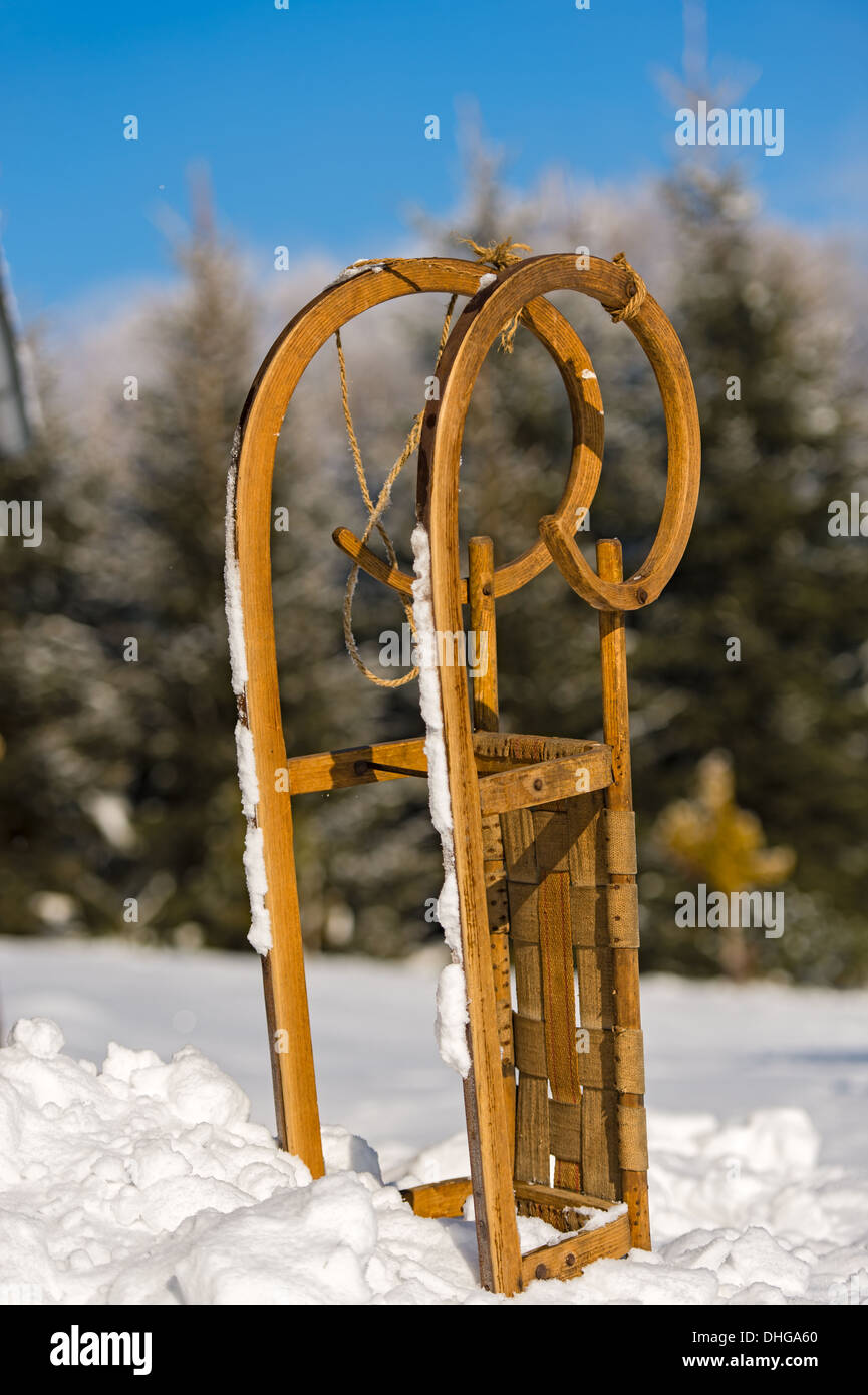 Schnee Schlitten stehen im sonnigen Winterlandschaft Stockfoto