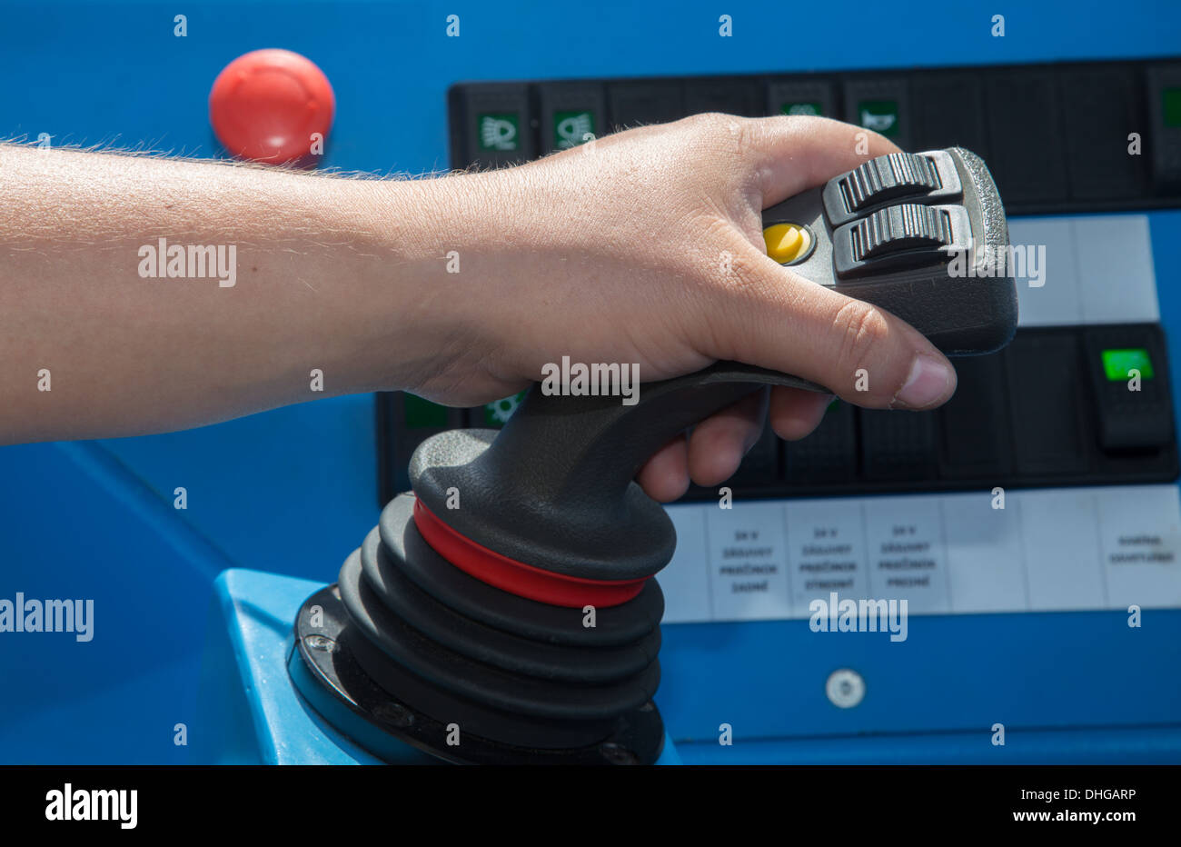 Hand des Menschen bei der Wasser-Bagger Stockfoto