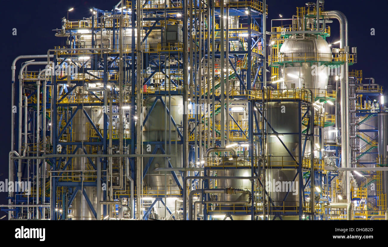 Öl-Raffinerie Schwechat in Österreich in der Nacht Stockfoto