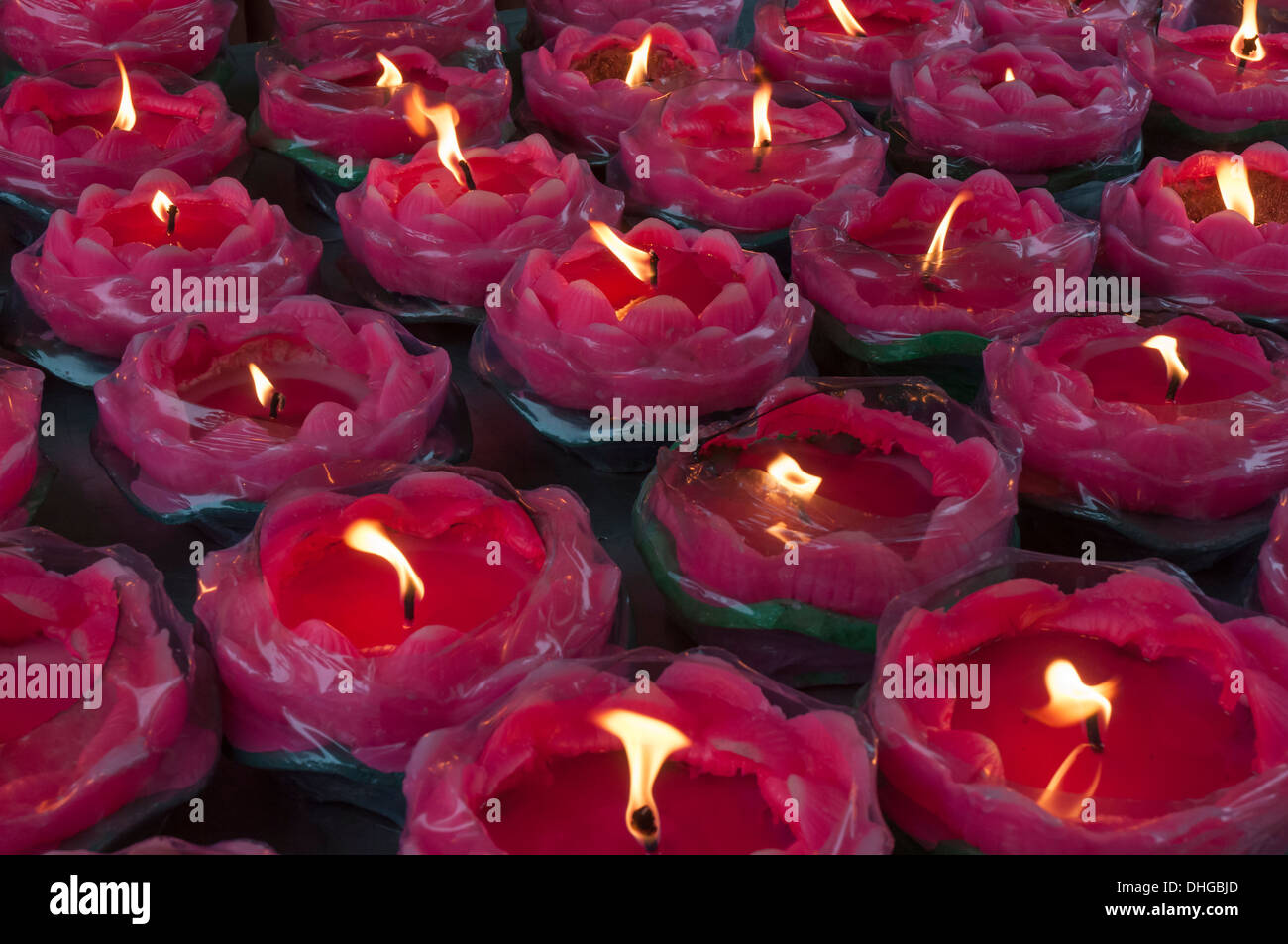 Devotionalien Kerzen am Wenhou buddhistischen Kloster in Chengdu, Sichuan, China Stockfoto