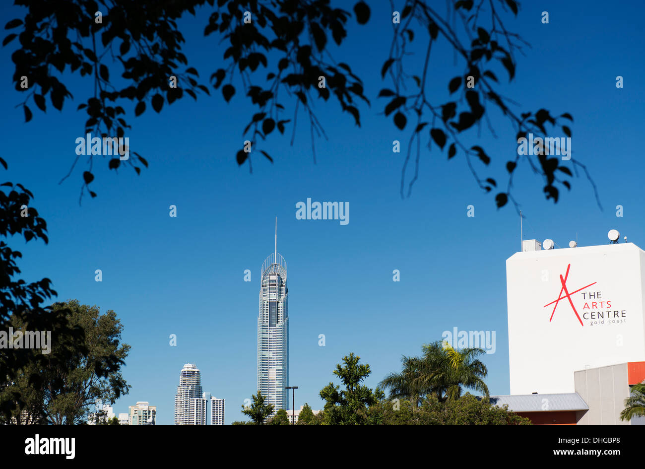 Gold Coast Arts Centre mit Q1 im Hintergrund. Stockfoto