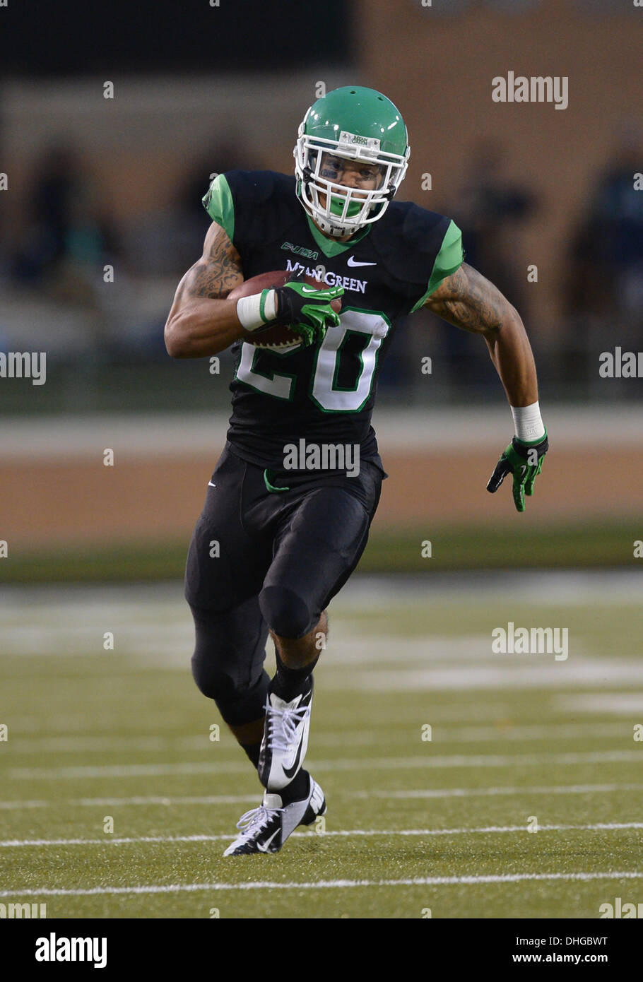 Denton, Texas, USA. 9. November 2013. 9. November 2013: North Texas bedeutet grün Runningback Rex Rollins (20) trägt den Ball während der NCAA Football-Spiel zwischen UTEP Miners und dem North Texas bedeutet grün Apogee-Stadion in College Station, Texas. UNT gewinnt gegen UTEP, 41-7. © Csm/Alamy Live-Nachrichten Stockfoto