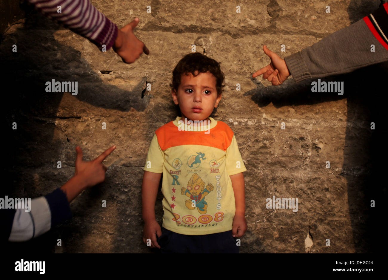 Rafah, Gaza-Streifen, Palästinensische Gebiete. 9. November 2013. Palästinensische Kinder spielen außerhalb der eigenen Wohnung im Flüchtlingslager Rafah im südlichen Gazastreifen, 9. November 2013. Die United Nations Relief and Works Agency für Palästina-Flüchtlinge (UNRWA) wurde seit Anfang des Jahres, während das Programm nur 5.430 neue Familien hinzufügen Nahrungsmittelhilfe für 9.558 Familien im Gaza-Streifen entfernt © Eyad Al Baba/APA Images/ZUMAPRESS.com/Alamy Live News Stockfoto