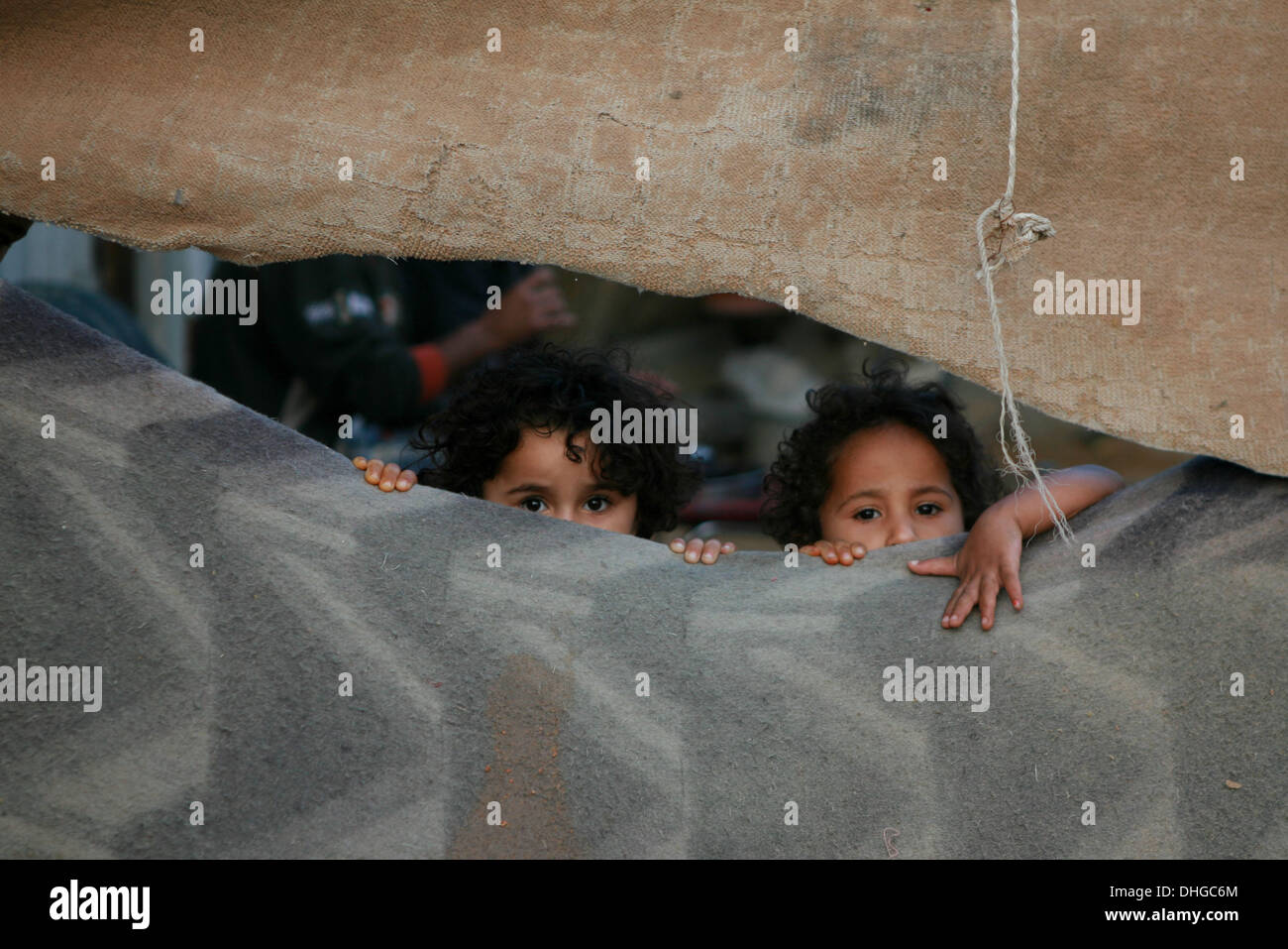 Rafah, Gaza-Streifen, Palästinensische Gebiete. 9. November 2013. Palästinensische Kinder spielen außerhalb der eigenen Wohnung im Flüchtlingslager Rafah im südlichen Gazastreifen, 9. November 2013. Die United Nations Relief and Works Agency für Palästina-Flüchtlinge (UNRWA) wurde seit Anfang des Jahres, während das Programm nur 5.430 neue Familien hinzufügen Nahrungsmittelhilfe für 9.558 Familien im Gaza-Streifen entfernt © Eyad Al Baba/APA Images/ZUMAPRESS.com/Alamy Live News Stockfoto
