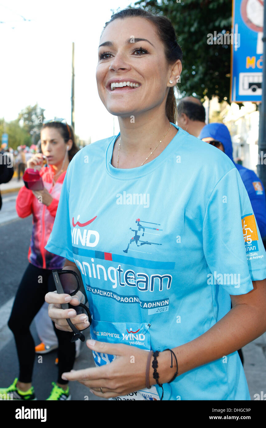 Athen, Griechenland. 10. November 2013. ALENA SEREDOVA BUFFON lief in Athen Classic Marathon als ein SOS-Kinderdorf Dörfer Unterstützer. Bildnachweis: Aristidis Vafeiadakis/ZUMAPRESS.com/Alamy Live-Nachrichten Stockfoto