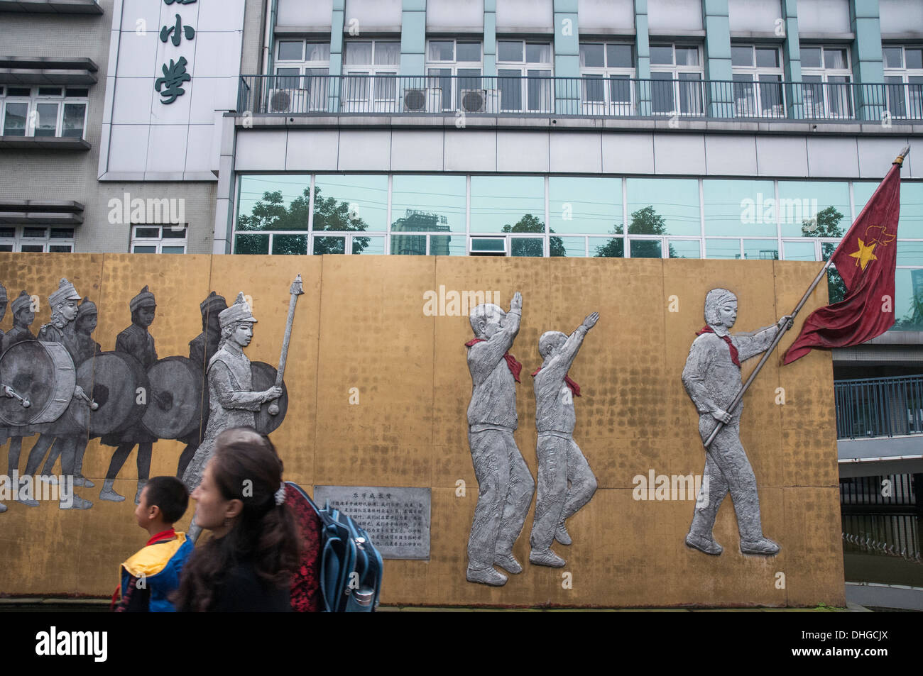 Heroische Wandbild außerhalb einer Grundschule (Grundschule) in Chengdu, Sichuan, China Stockfoto