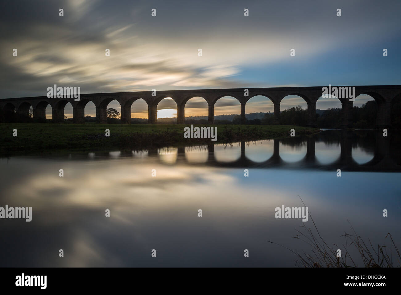 Ticket-Reiten - Arthington Viadukt und den Spiegel beruhigen Flusses Wharfe in West Yorkshire Stockfoto
