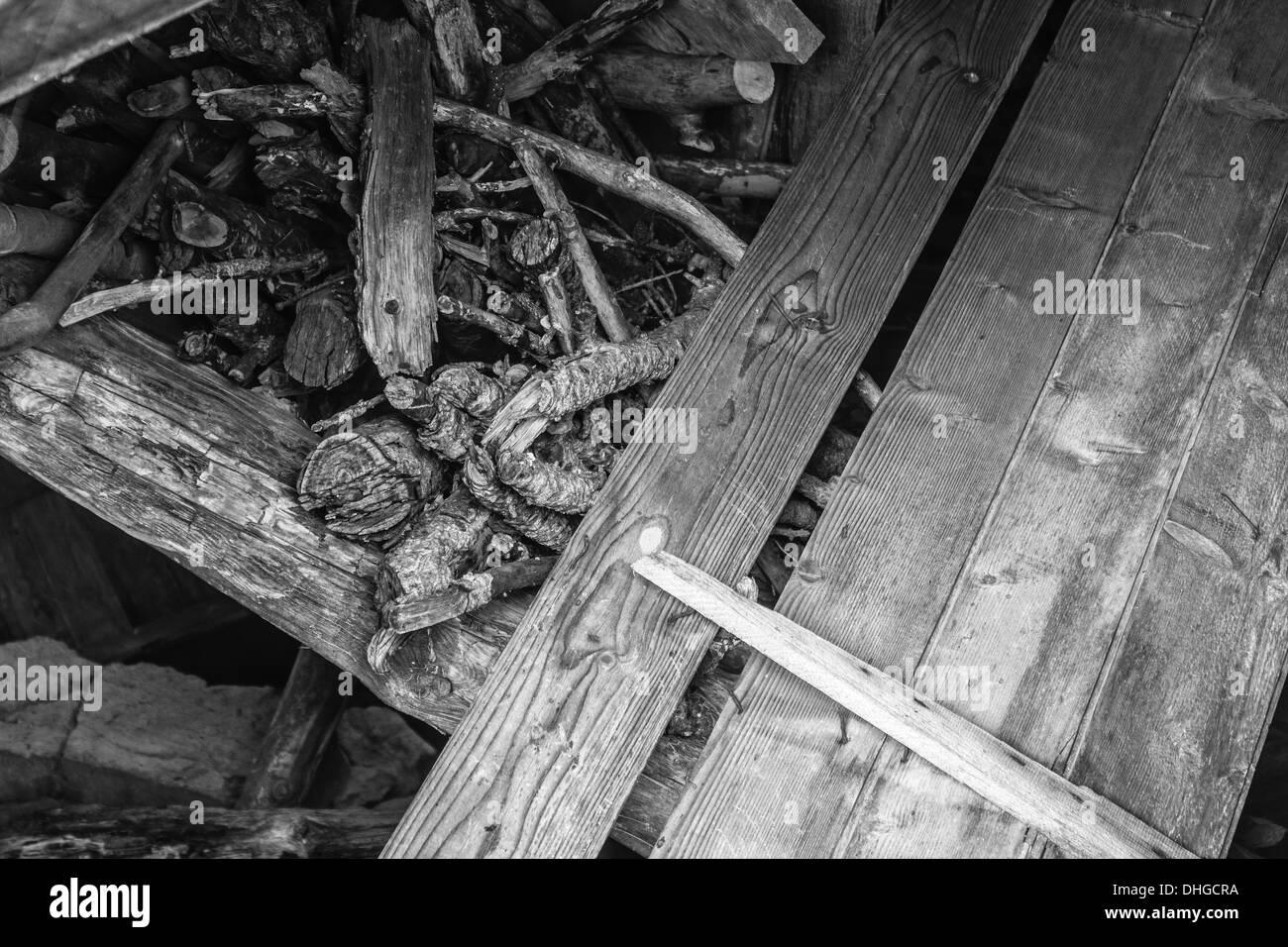 Alte verlassene Holzschuppen in einem Haus in den Bergen Stockfoto