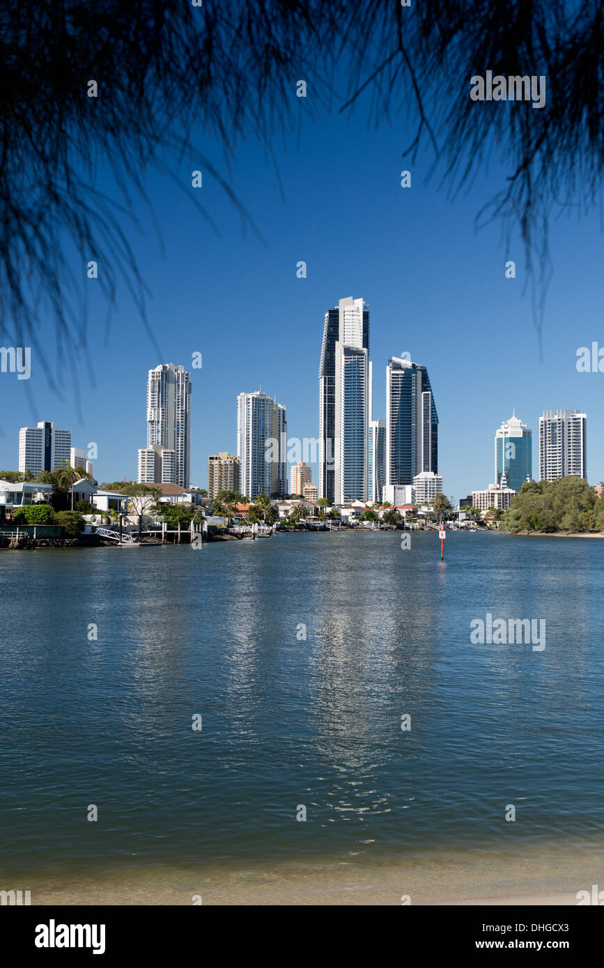 Strand am Nerang River auf der Suche nach Gold Coast Apartment Hochhäuser. Stockfoto