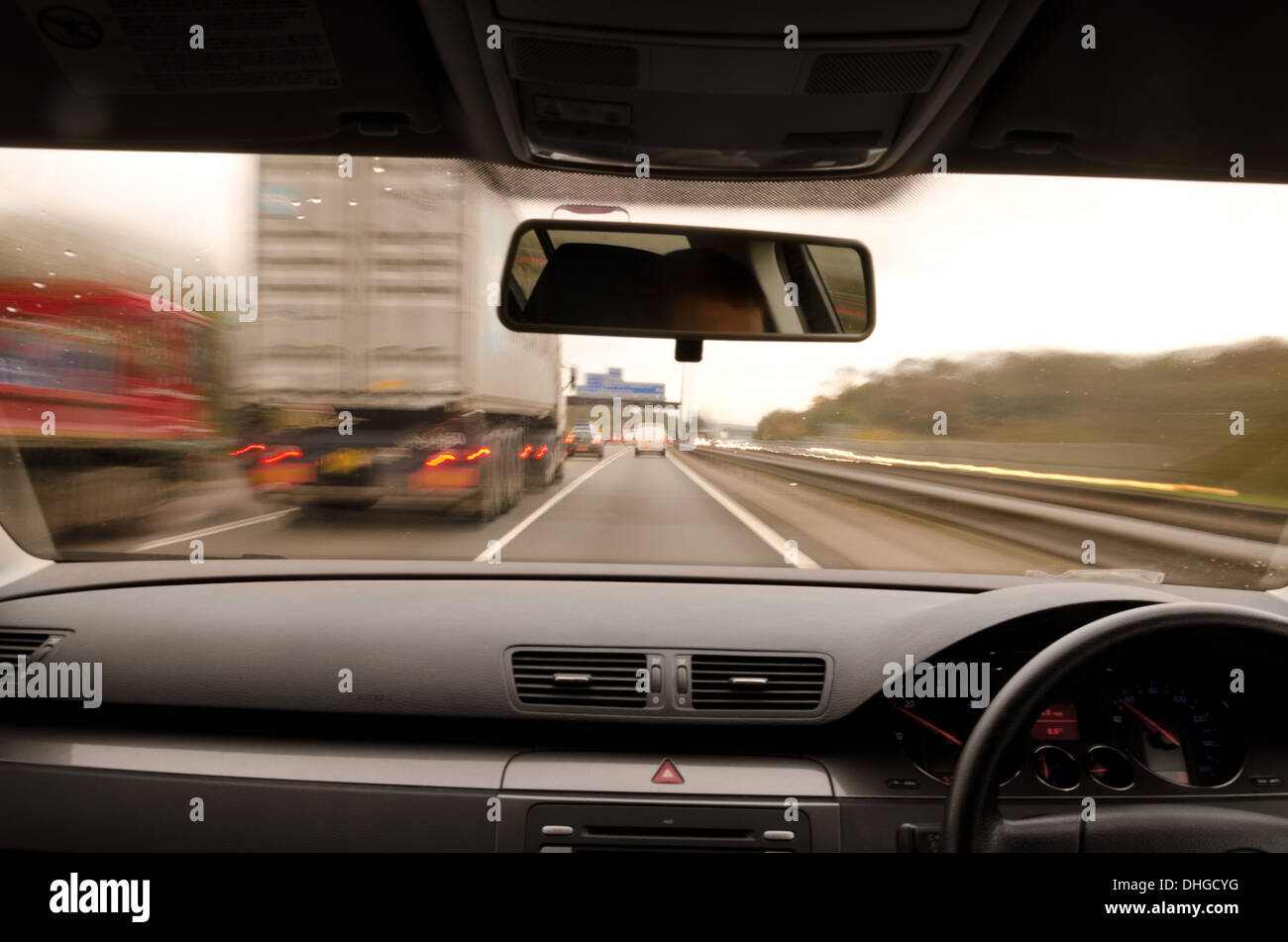 Blick durch die Windschutzscheibe eines fahrenden Autos mit Bewegungsunschärfe und verschiedene Abschnitte auf der Autobahn mit Baustellen Autos LKW Stockfoto