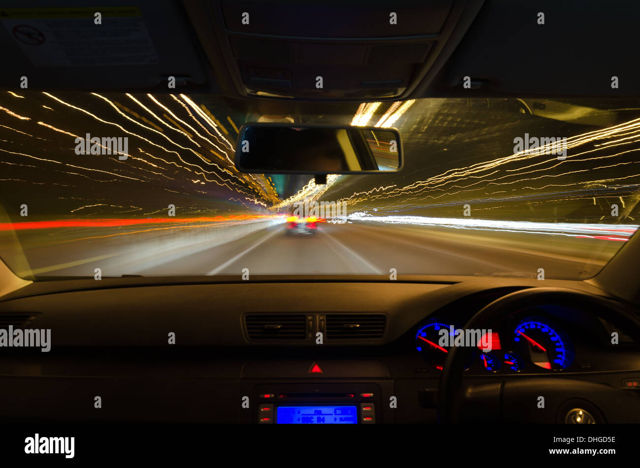 Blick durch die Windschutzscheibe eines fahrenden Autos mit Bewegungsunschärfe und verschiedene Abschnitte auf der Autobahn mit Baustellen Autos LKW Stockfoto