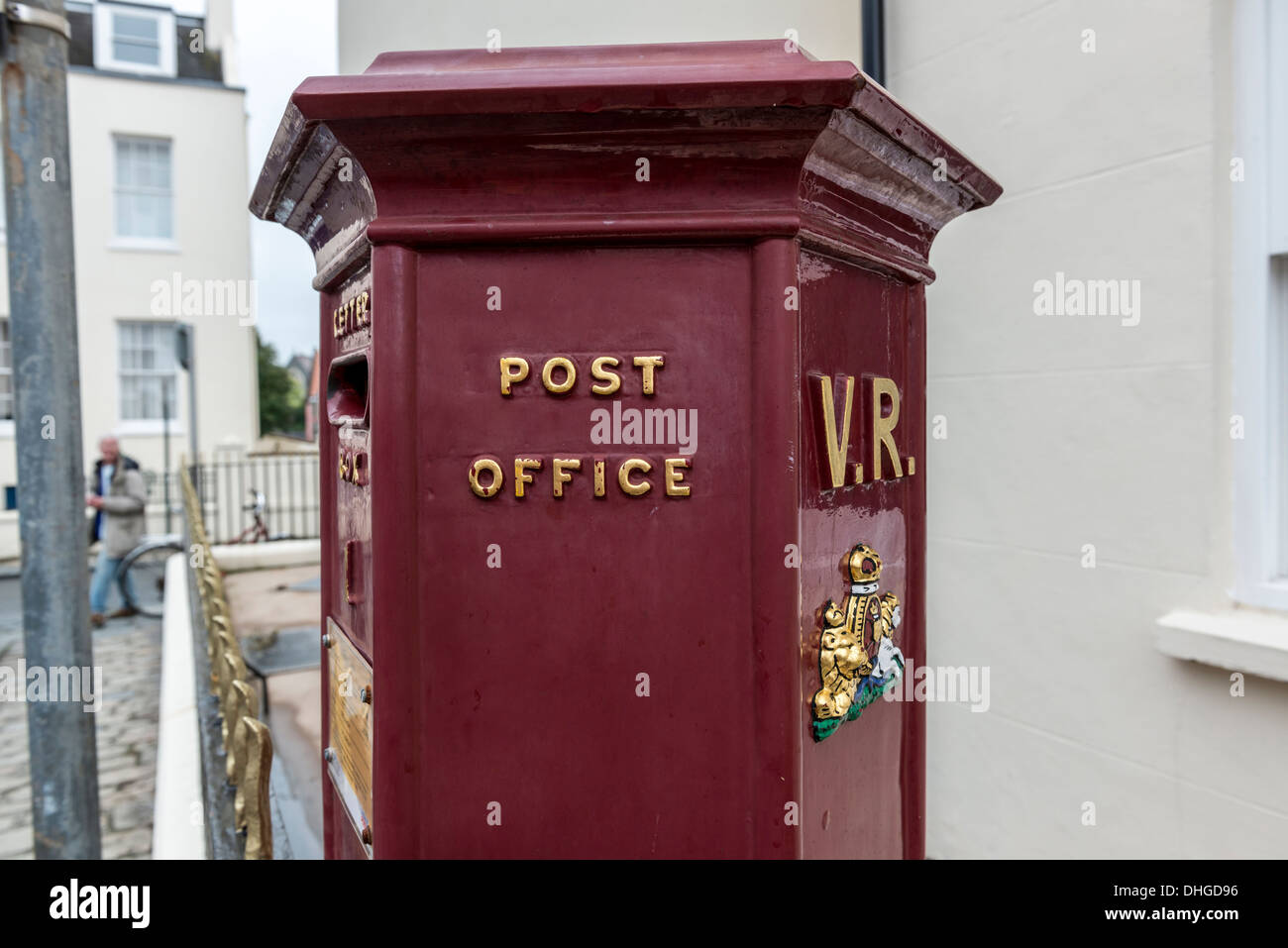 Die älteste Briefkasten in den britischen Inseln noch gebräuchlich. Union Street, St. Peter Port, Guernsey, Channel Islands Stockfoto