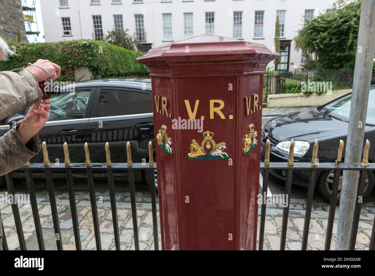 Die älteste Briefkasten immer noch in Gebrauch. Union Street, St Peter Port, Guernsey, Channel Islands Stockfoto