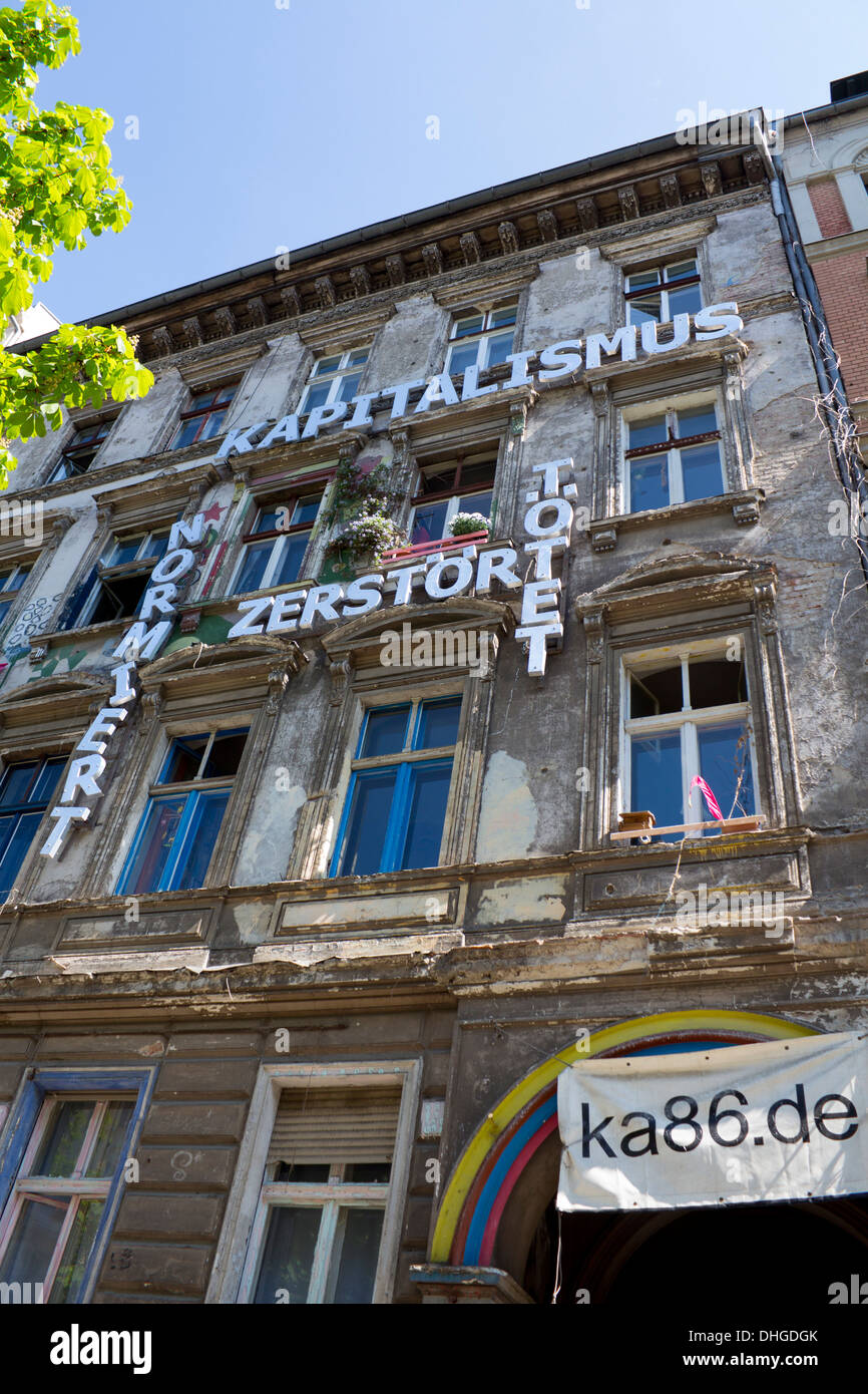 Besetztes Haus in Prenzlauer Berg mit antikapitalistischen Nachricht auf der Vorderseite des Gebäudes Berlin Deutschland Stockfoto