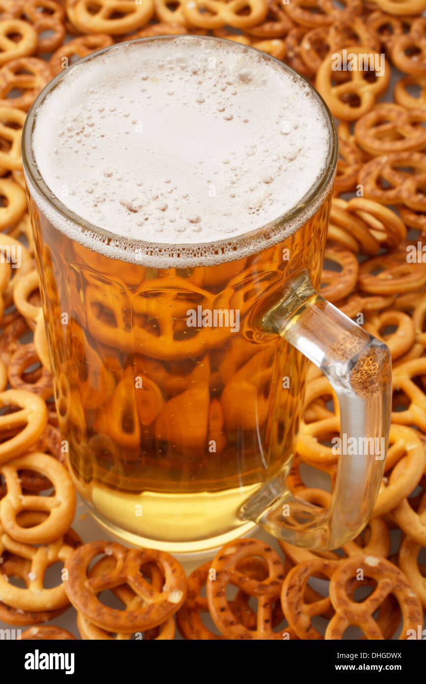 ein Glas Bierkrug unter Brezeln Stockfoto