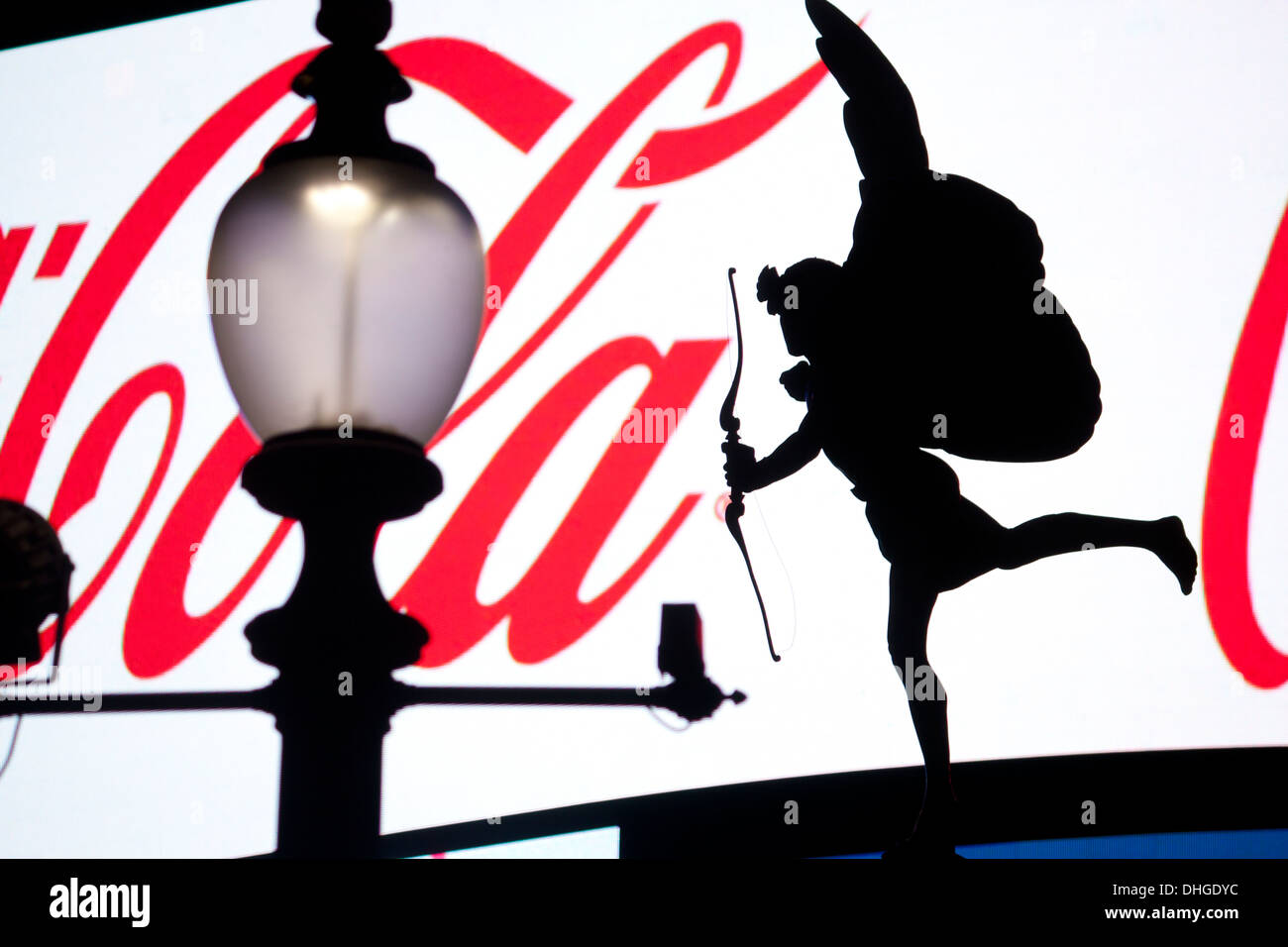 Silhouette der Statue des Eros mit weißen Diät Coca Cola branding auf dem LED Display hinter Piccadilly Circus London England UK Stockfoto